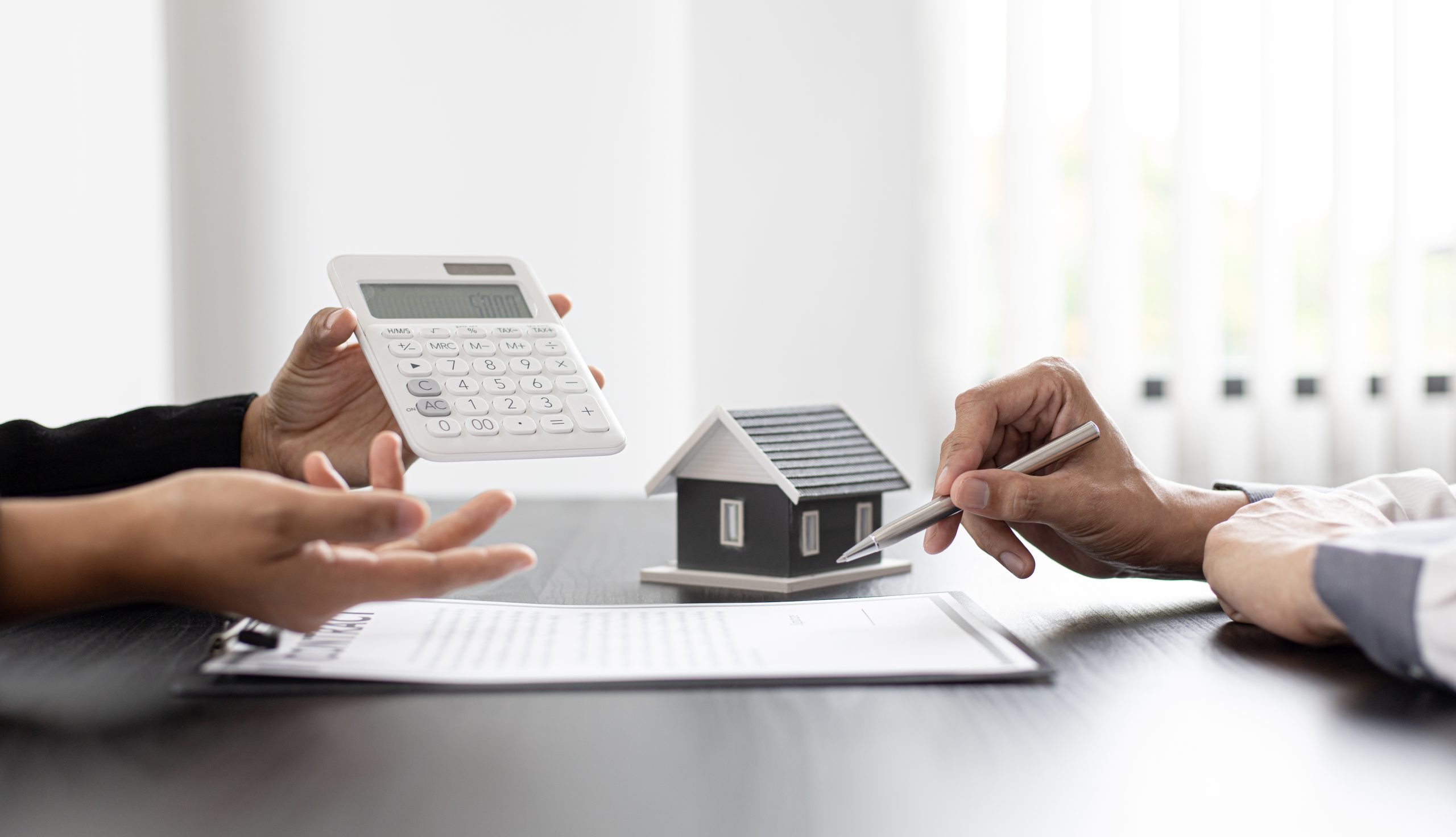 Real,Estate,Agent,Talked,About,The,Terms,Of,The,Home calculator and contract